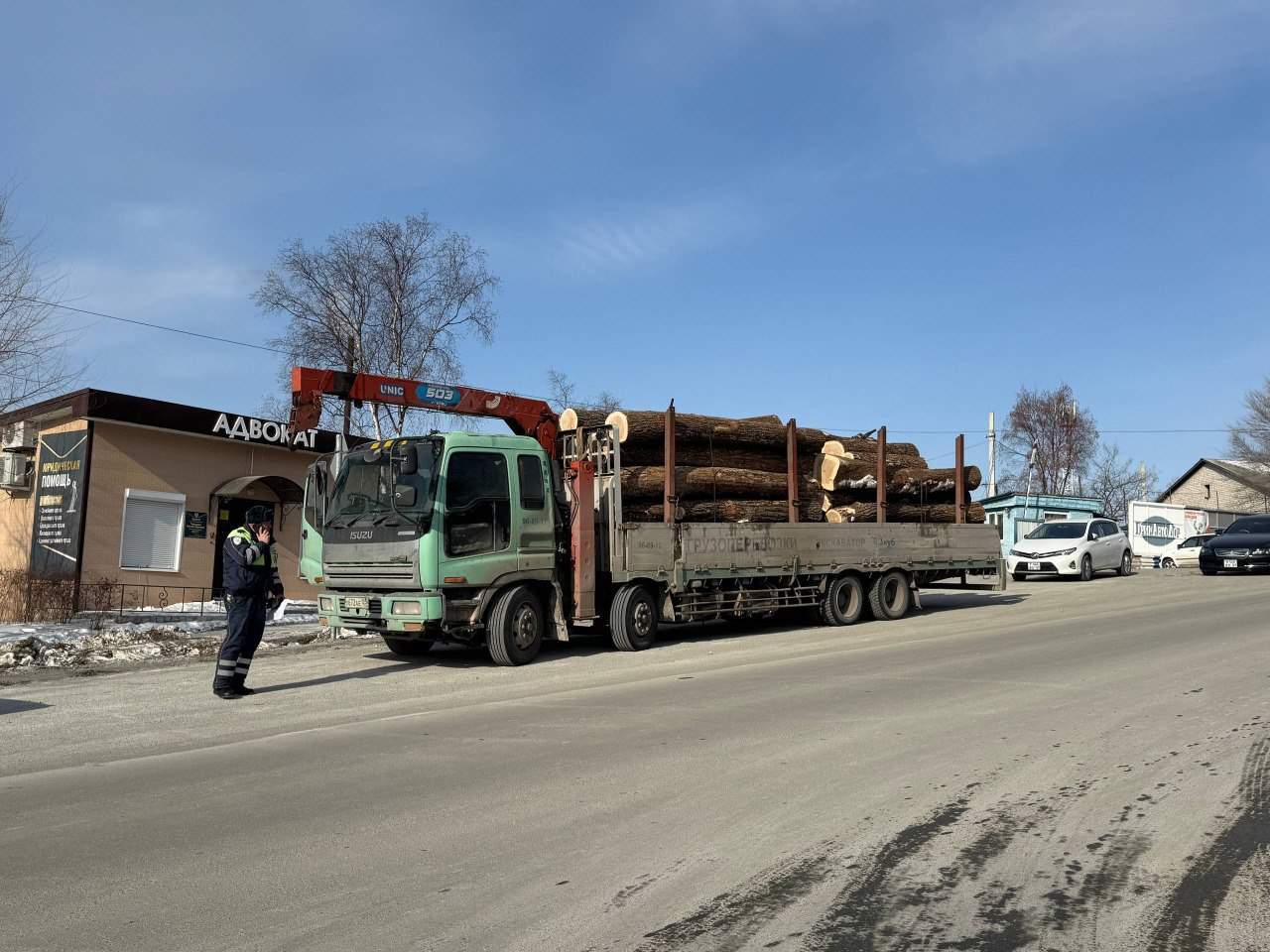 Нарушитель на большегрузе подрезал скорую в Надеждинском районе 