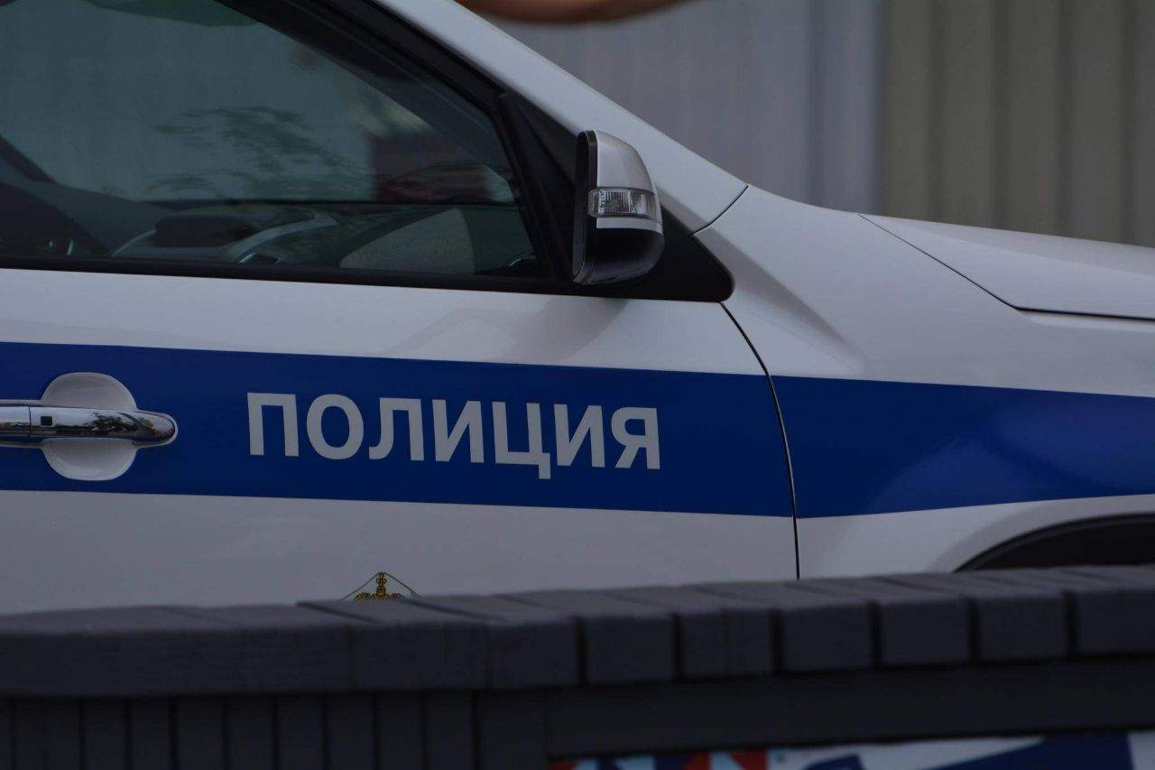 В Уссурийске разъярённая женщина напала на автомобиль скорой помощи