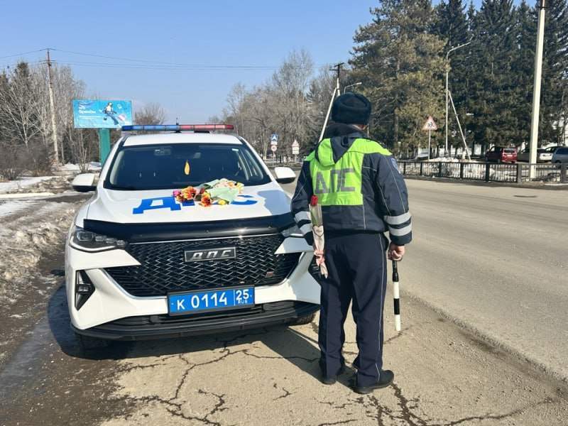 Подарки вместо штрафов: инспекторы Чугуевки вновь удивили автоледи 