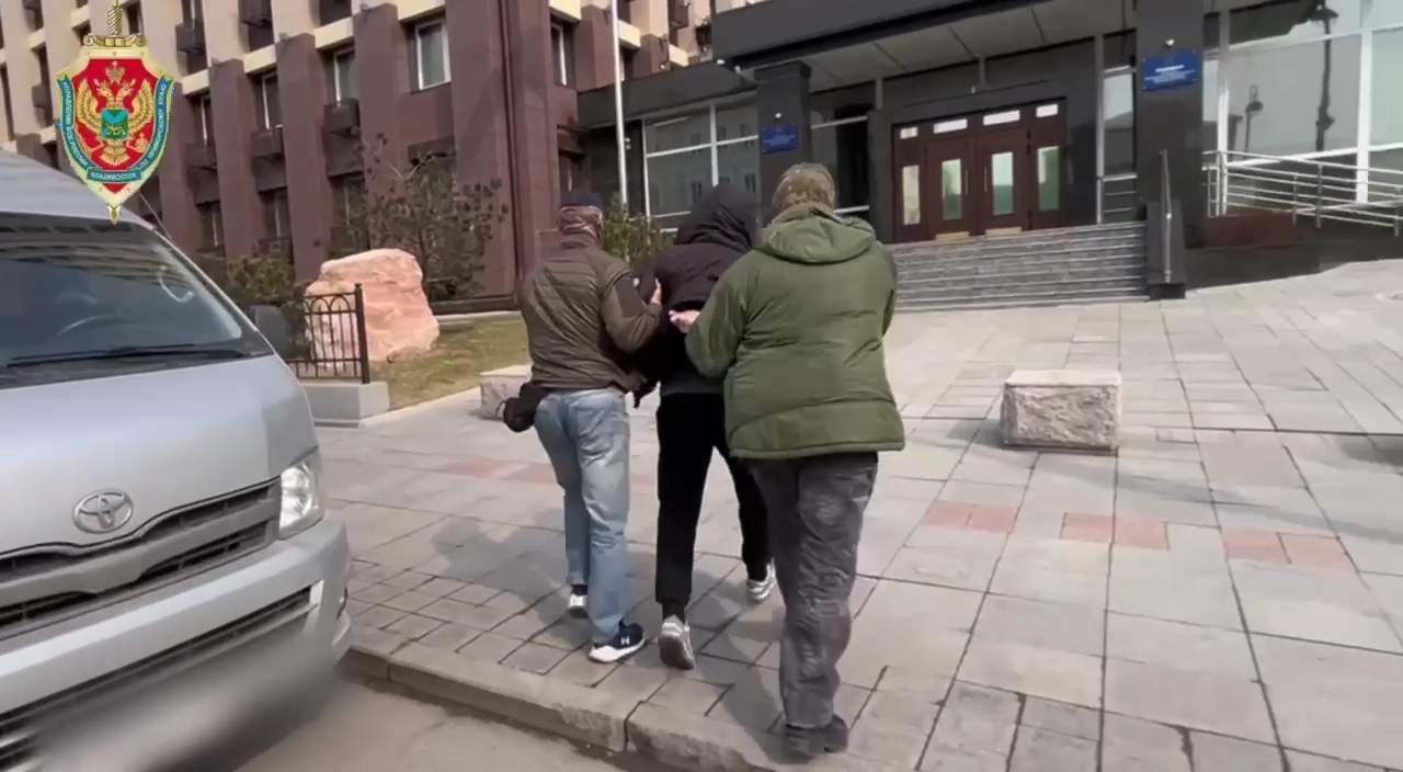 Жителей Находки предупреждают: украинские нацисты вербуют студентов и школьников 