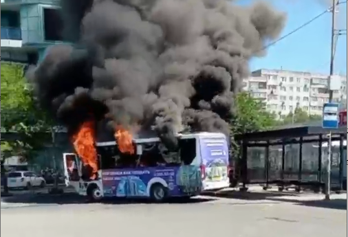 В центре Артёма мощно полыхнул пассажирский автобус