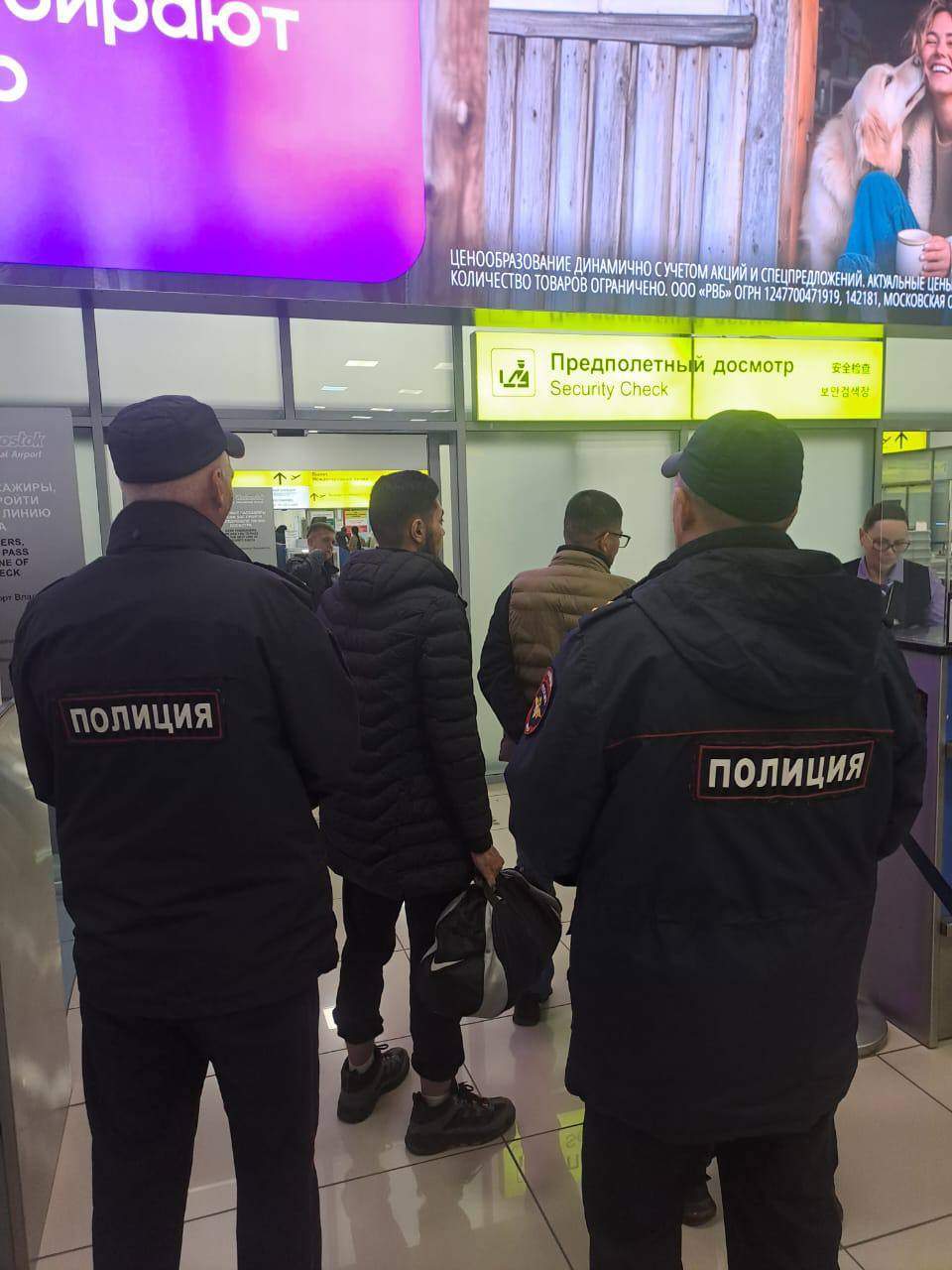 В Артёме полиция выдворила из страны троих отбывших наказание иностранцев