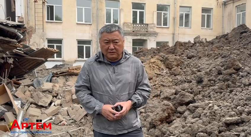 Школьный спортзал рухнул в Артёме во время ремонта
