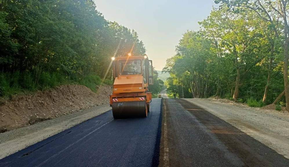 В Лазовском округе преображается дорога к популярному месту отдыха