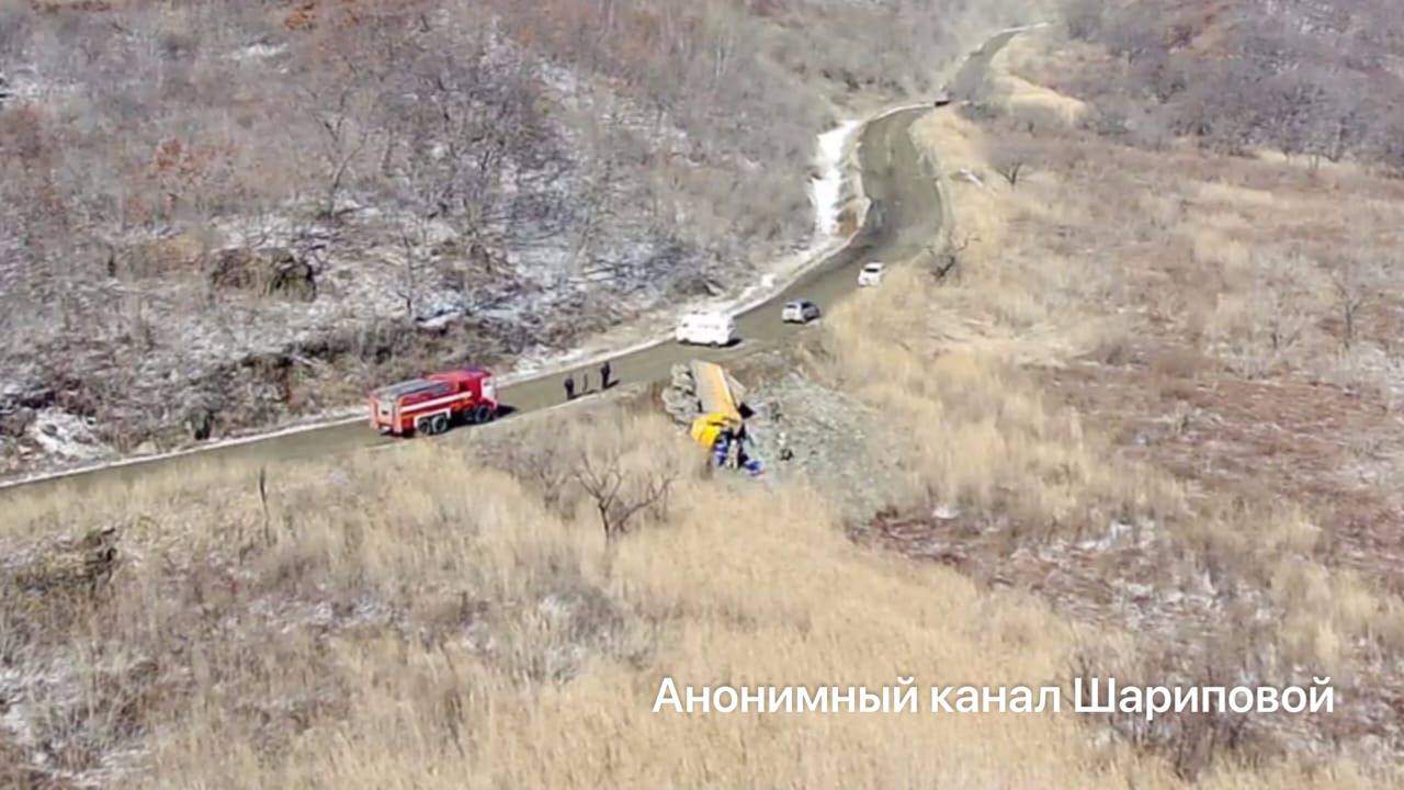 Самосвал улетел с дороги в Партизанском районе - водителя зажало в кабине