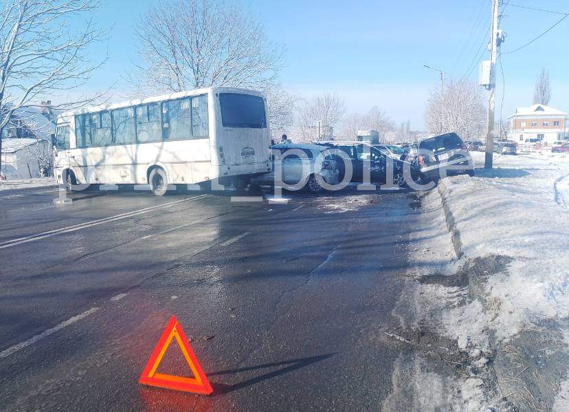 В Находке произошло массовое ДТП: автобус раздавил четыре Тойоты 