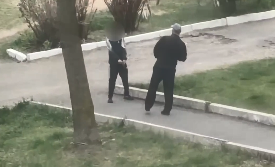 Двое мужчин открыли стрельбу во дворе жилого дома в Михайловском МО