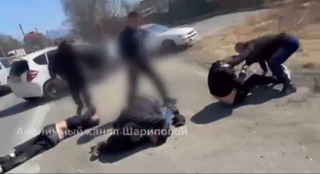 В сети появилось новое видео жестокой драки водителей на дороге в Находке