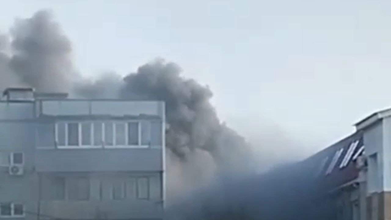 Жители Артёма делятся шокирующими кадрами с пожаром в торговом центре