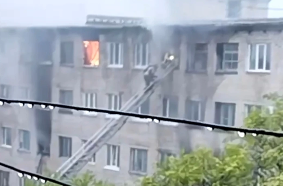 Мощный пожар разгорелся в общежитии в Спасске-Дальнем - подробности