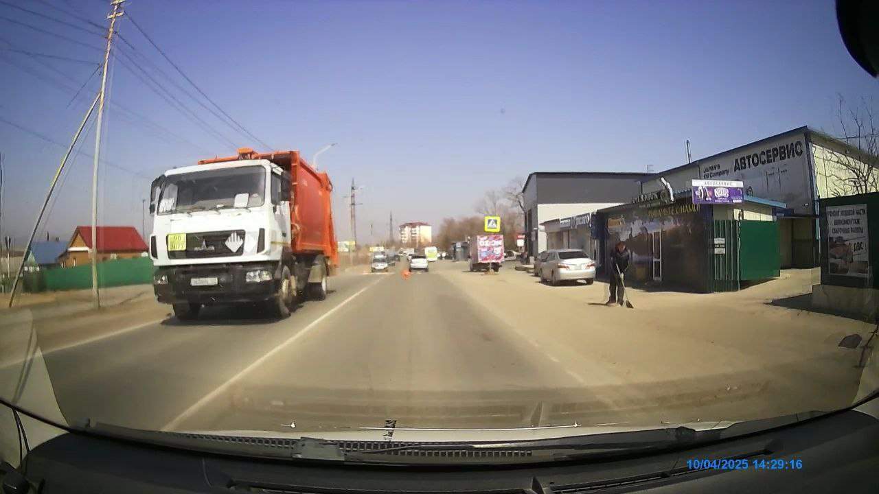 В Артёме «не брутальный» водитель мусоровоза «раскатал» разметку