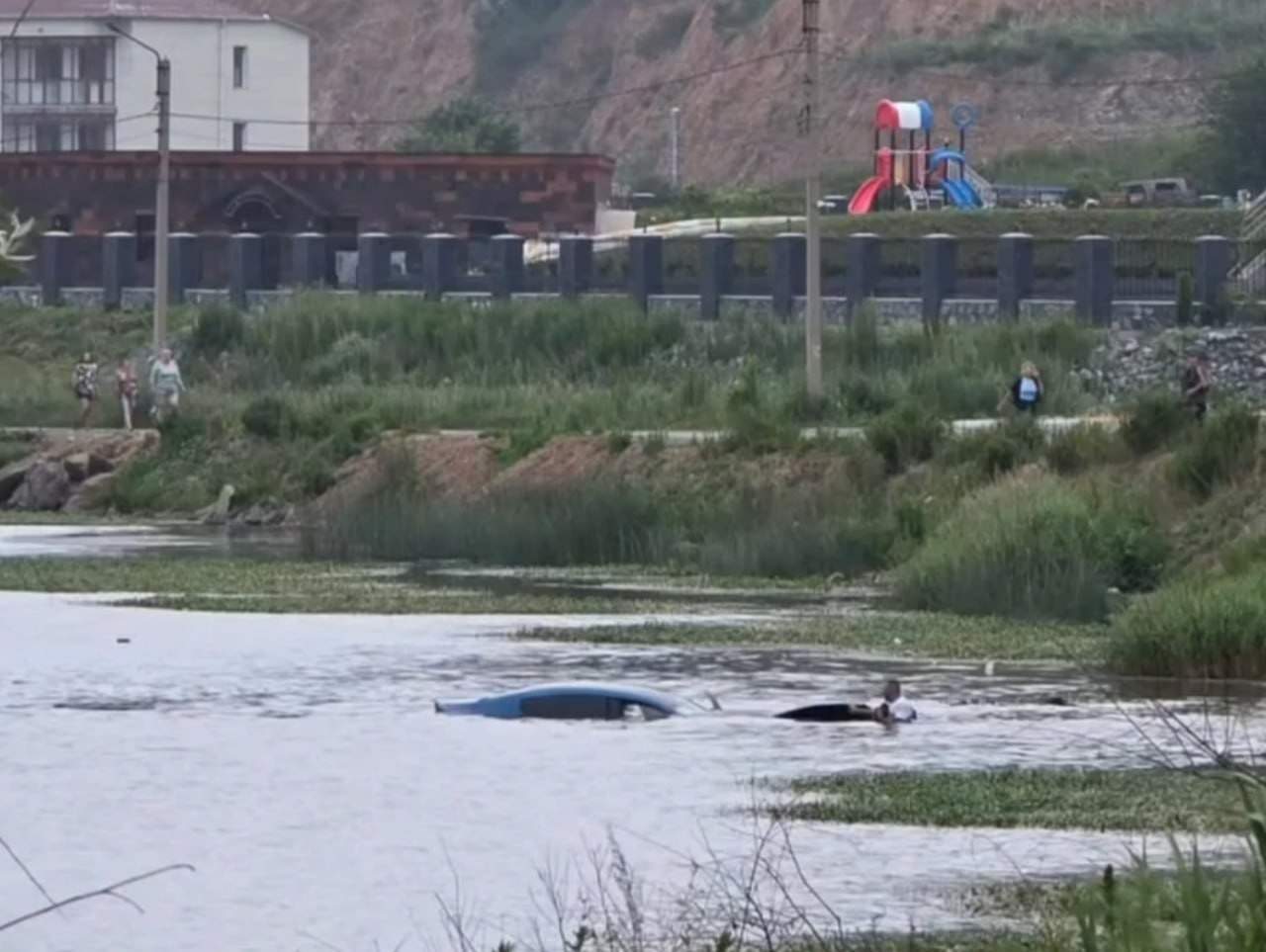 В Находке элитный спорткар открыл купальный сезон в озере