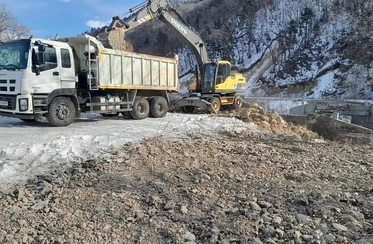 Долгожданный ремонт аварийного моста идёт в Лазовском округе 