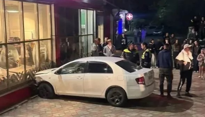 В Находке водитель сбил девушку, протаранил автомобиль и врезался в магазин 